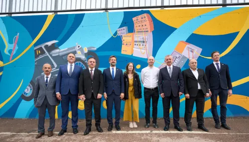 The honorary Hungarian consul and the mayor of Izmit are also visible in the group photo.